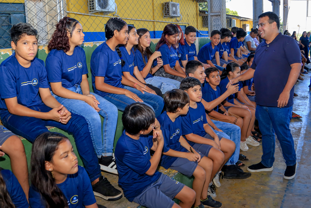 Mais de 44 mil pe&ccedil;as de uniformes come&ccedil;am a ser entregues aos alunos da REME