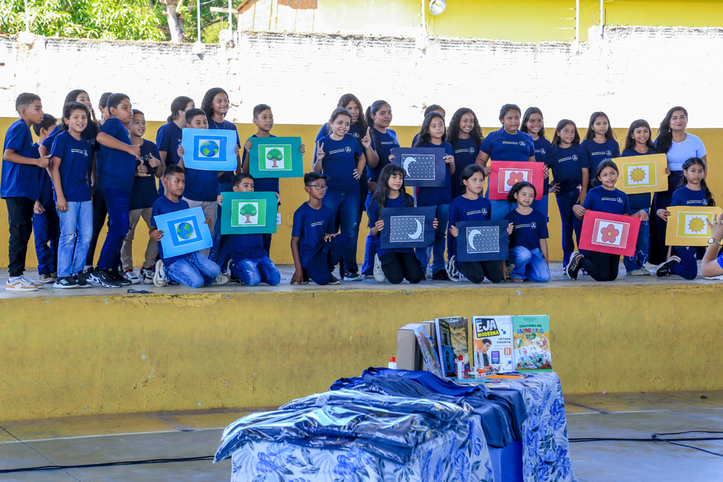 Mais de 44 mil pe&ccedil;as de uniformes come&ccedil;am a ser entregues aos alunos da REME