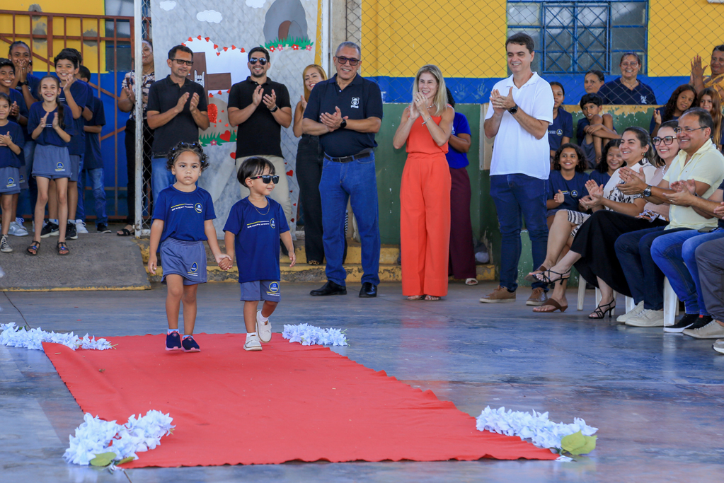 Mais de 44 mil pe&ccedil;as de uniformes come&ccedil;am a ser entregues aos alunos da REME