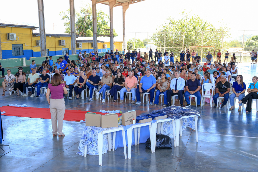 Mais de 44 mil pe&ccedil;as de uniformes come&ccedil;am a ser entregues aos alunos da REME