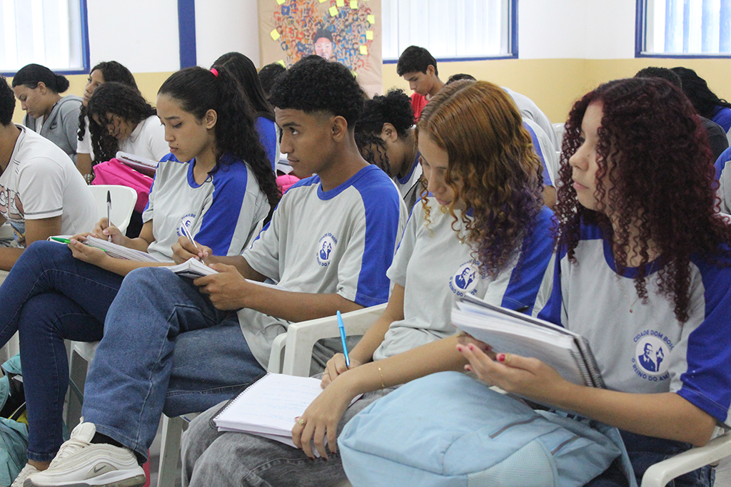 Projeto Mundo do Trabalho prepara adolescentes para ingresso no mercado profissional em Corumb&aacute;