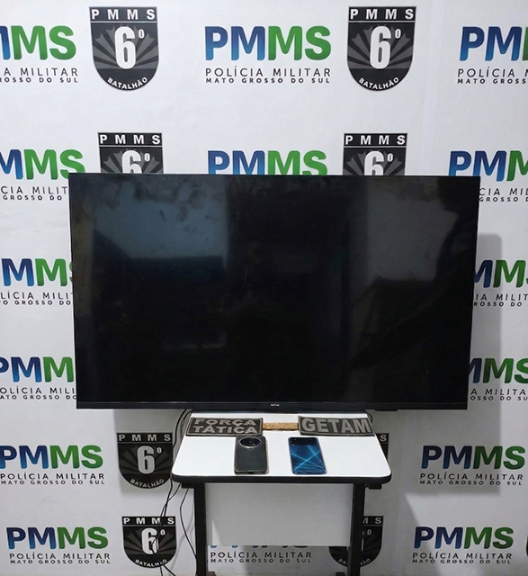 Com rastreador de celular, PM recupera produtos furtados e prende criminosos em Corumb&aacute;