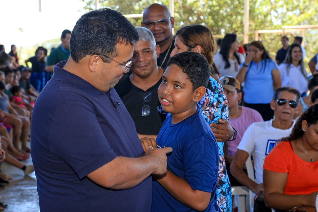 Entrega de uniformes escolares &eacute; marcada por valoriza&ccedil;&atilde;o da educa&ccedil;&atilde;o de Corumb&aacute;
