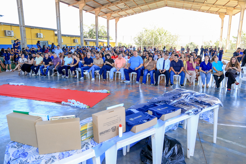 Entrega de uniformes escolares &eacute; marcada por valoriza&ccedil;&atilde;o da educa&ccedil;&atilde;o de Corumb&aacute;