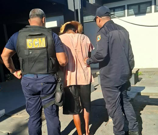 Homem &eacute; detido ap&oacute;s arremessar pedras em escola e portar subst&acirc;ncias suspeitas em Corumb&aacute; 