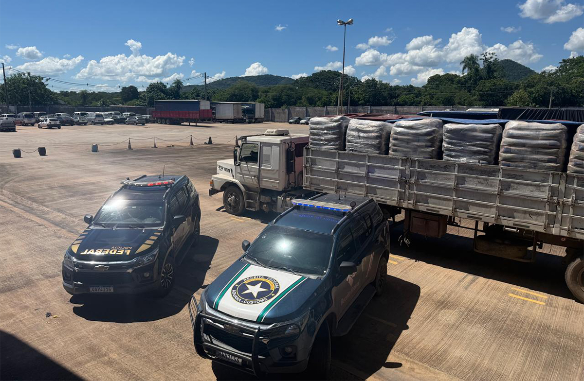 Receita Federal e PF retém 27 toneladas de insumo químico usado na produção de cocaína na fronteira de Corumbá com a Bolívia