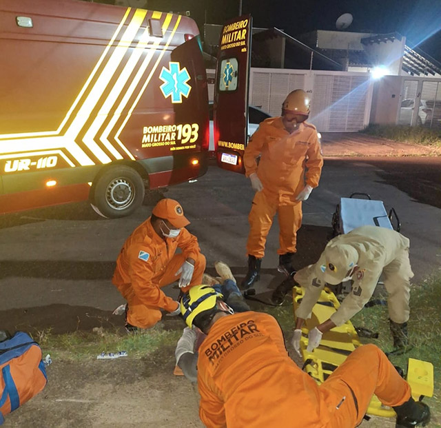 Motociclista sofre queda ap&oacute;s pneu enroscar em fio de internet solto na via p&uacute;blica em Corumb&aacute;