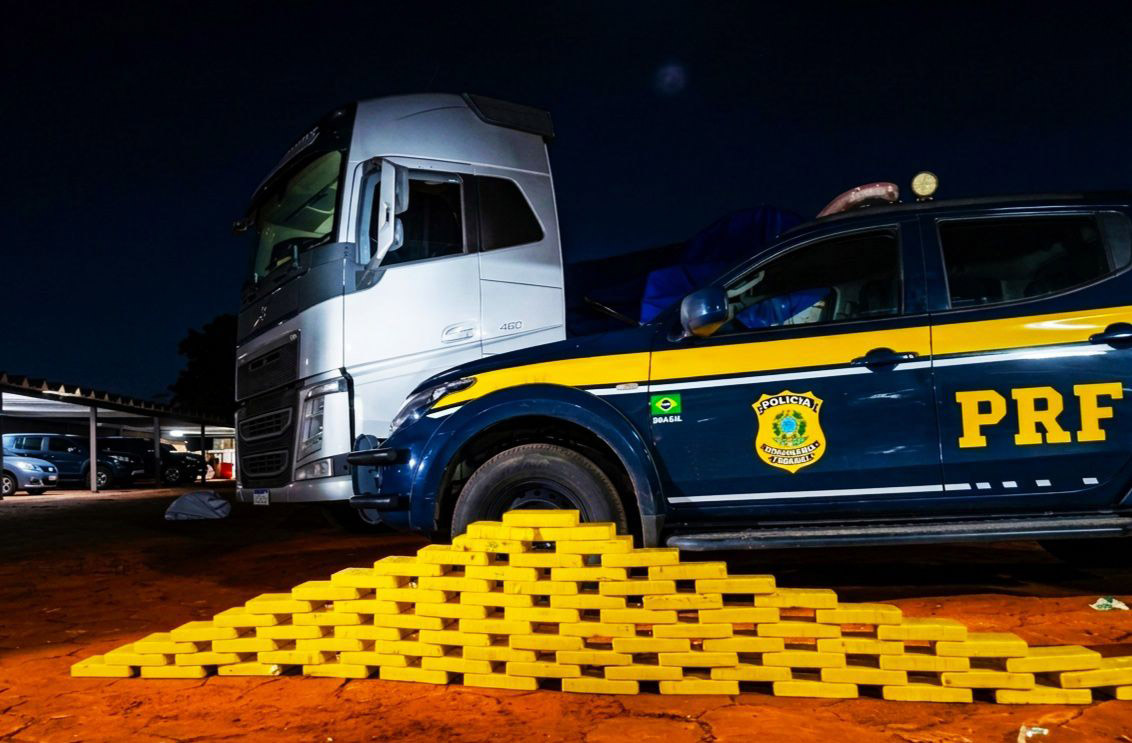 Motorista que transportava carreta com min&eacute;rio de ureia foi detido com 84 kg de coca&iacute;na e R$ 195 mil na BR-262