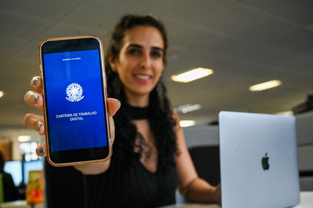 Brasileiro prefere CLT na hora de procurar emprego,  revela pesquisa da CNI