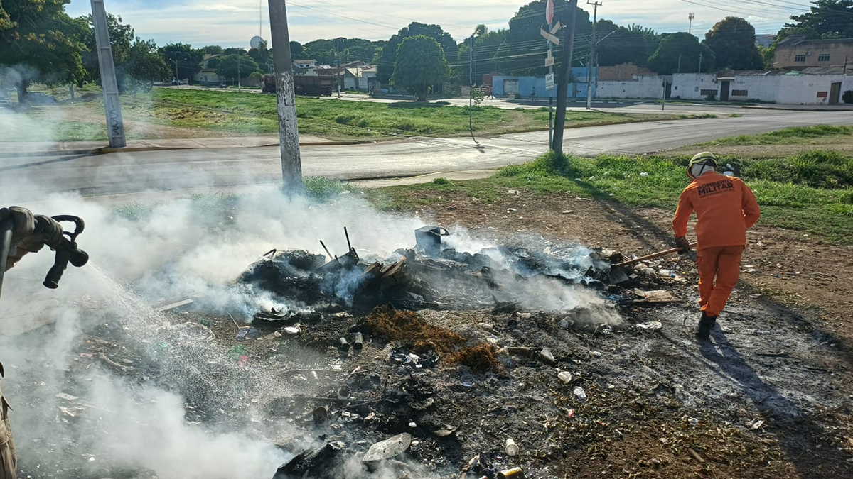 Incêndio em lixo descartado irregularmente mobiliza bombeiros em Corumbá