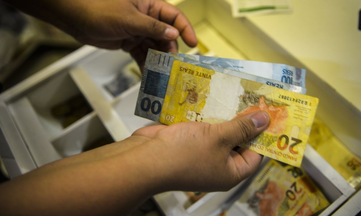  Governo prop&otilde;e sal&aacute;rio m&iacute;nimo de R$ 1.717 em 2027. Reajuste segue previs&atilde;o de infla&ccedil;&atilde;o mais PIB de 2025