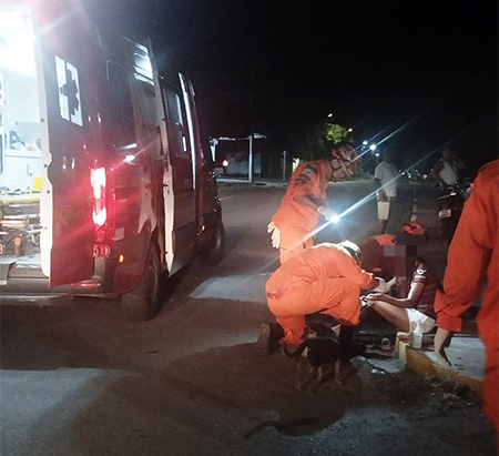 Motociclista fica ferida e levada para o Pronto Socorro ap&oacute;s batida com carro no bairro Cristo Redentor em Corumb&aacute;