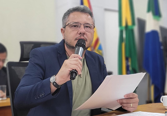 Cazarin sugere uniformes sob medida para estudantes da Rede Municipal de Ensino