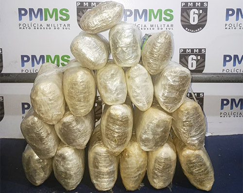 PM apreende mais de 20 quilos de droga ap&oacute;s abordagem em &ocirc;nibus no bairro Popular Nova em Corumb&aacute;