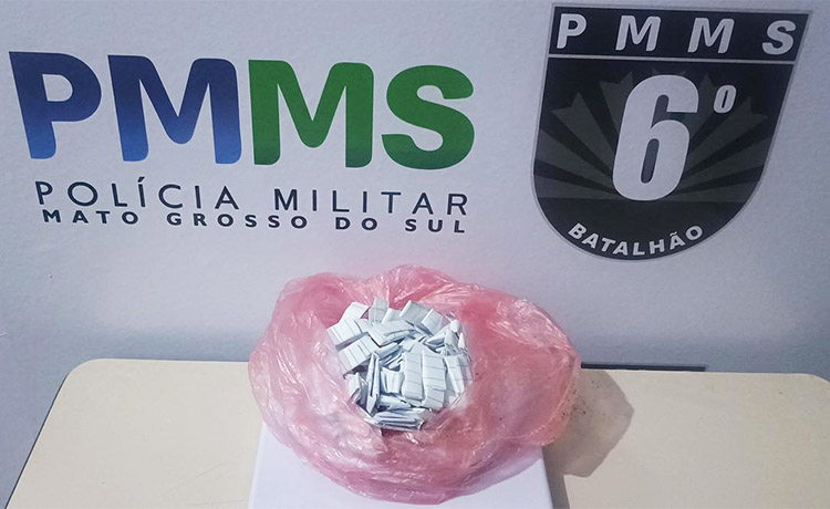 Durante patrulhamento ostensivo no bairro Maria Leite, PM apreende 60 por&ccedil;&otilde;es de coca&iacute;na