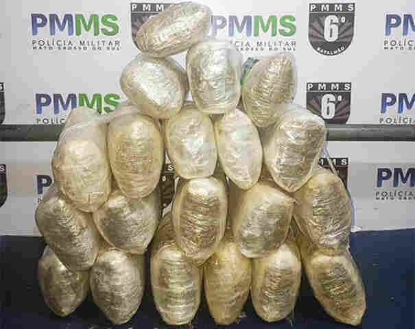 PM apreende mais de 20 quilos de droga ap&oacute;s abordagem em &ocirc;nibus no bairro Popular Nova em Corumb&aacute;