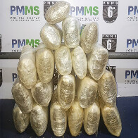 PM apreende mais de 20 quilos de droga ap&oacute;s abordagem em &ocirc;nibus no bairro Popular Nova em Corumb&aacute;