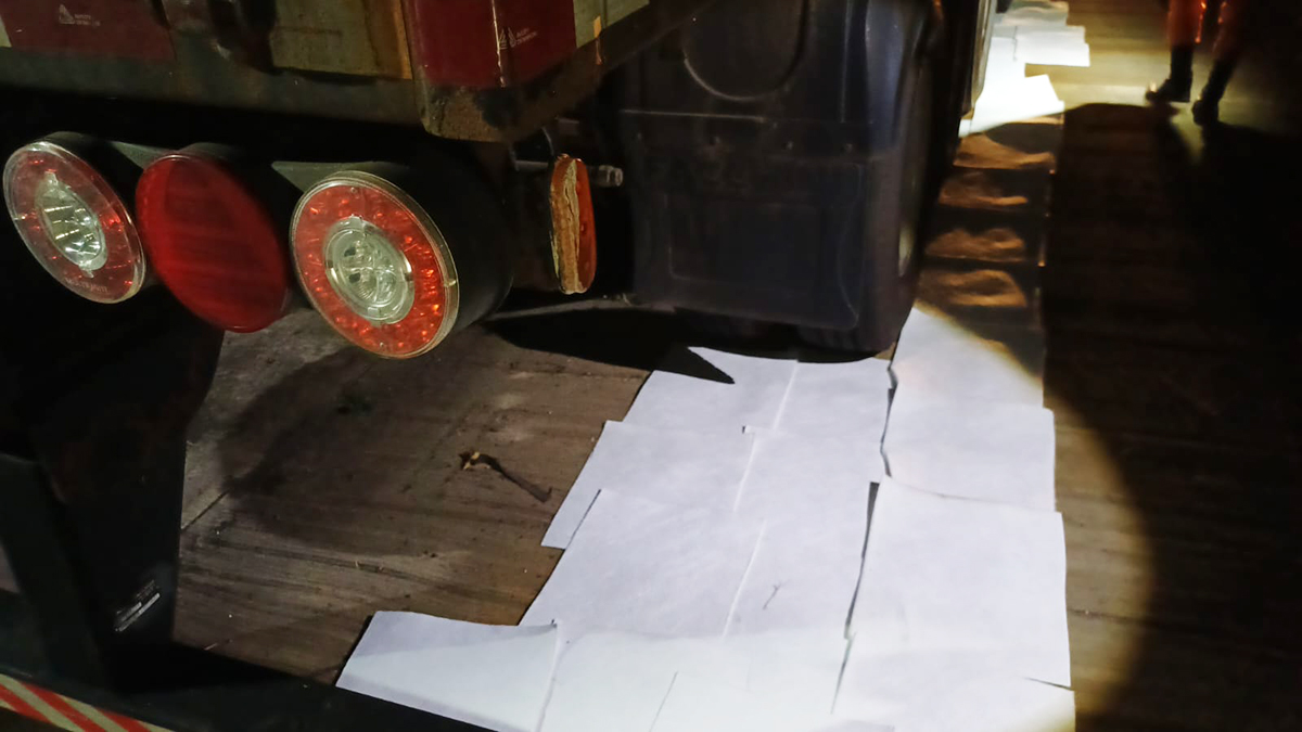 Bombeiros s&atilde;o acionados para conter vazamento de produto perigoso em carreta no Posto Esdras em Corumb&aacute;
