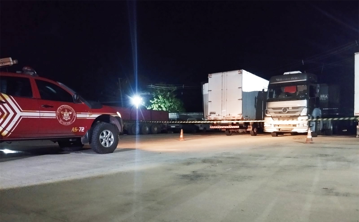 Bombeiros s&atilde;o acionados para conter vazamento de produto perigoso em carreta no Posto Esdras em Corumb&aacute;