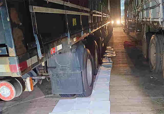 Bombeiros s&atilde;o acionados para conter vazamento de produto perigoso em carreta no Posto Esdras em Corumb&aacute;