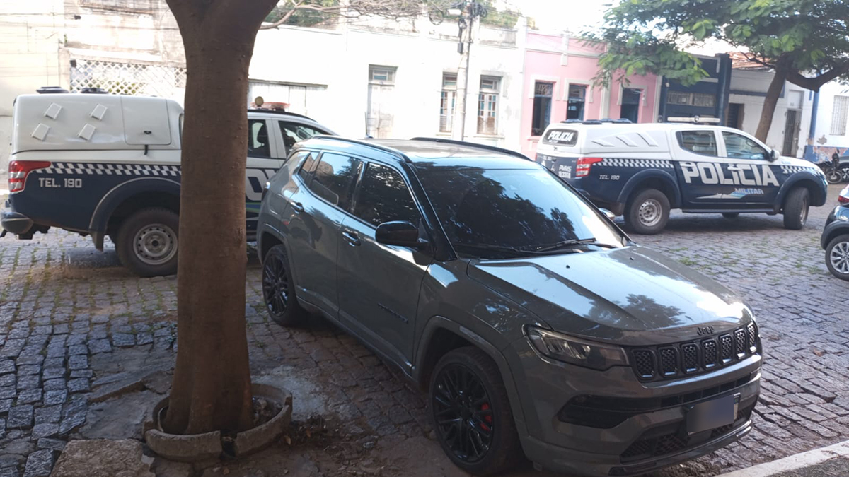 Pol&iacute;cia Militar recupera Jeep Compass roubado no Rio de Janeiro estacionado no centro de Corumb&aacute;