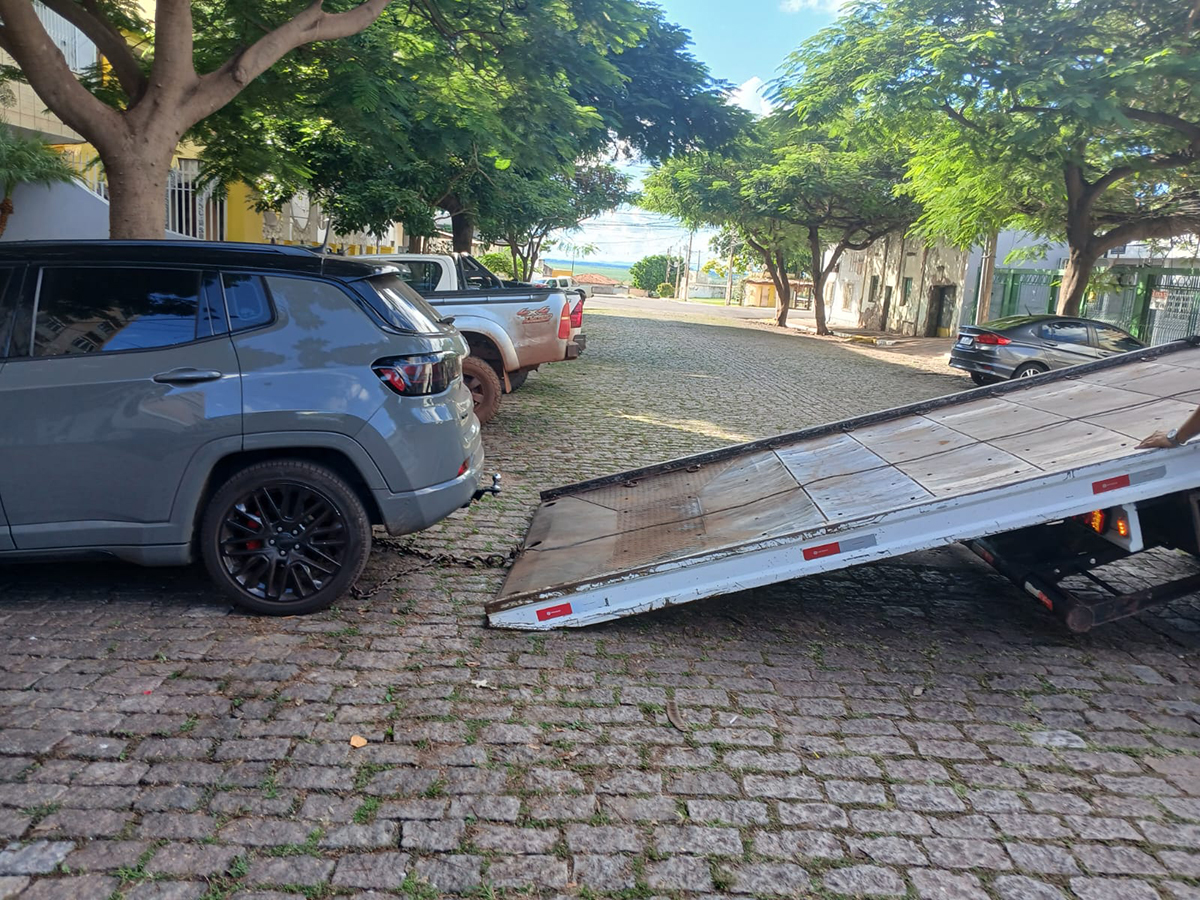 Pol&iacute;cia Militar recupera Jeep Compass roubado no Rio de Janeiro estacionado no centro de Corumb&aacute;