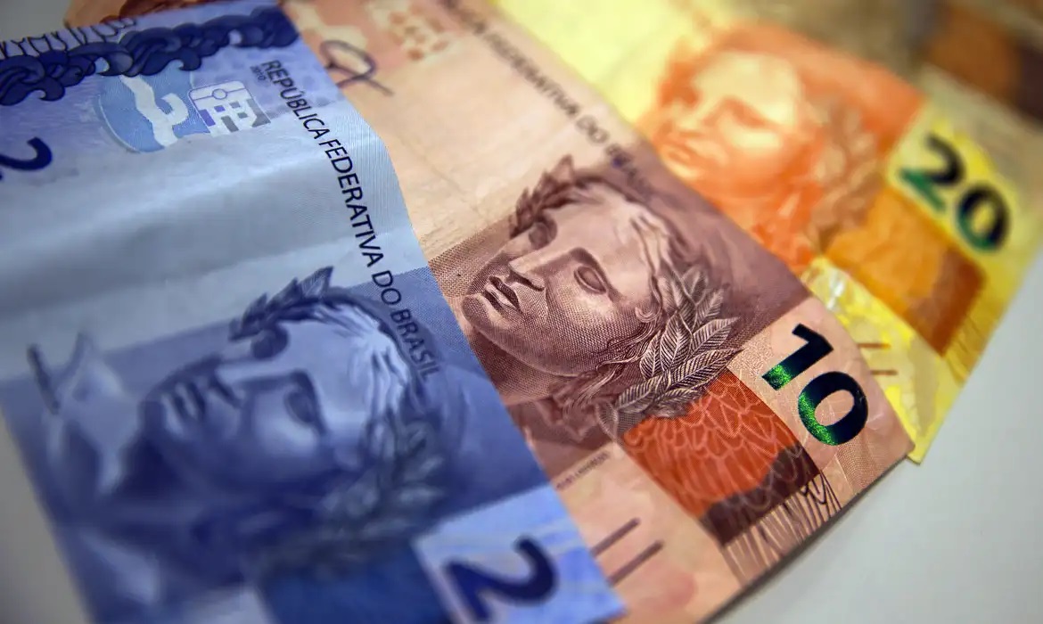 Aposentados e pensionistas do INSS come&ccedil;am a receber 13&ordm; nesta sexta. Benef&iacute;cio extra come&ccedil;a a ser pago para quem ganha um sal&aacute;rio m&iacute;nimo
