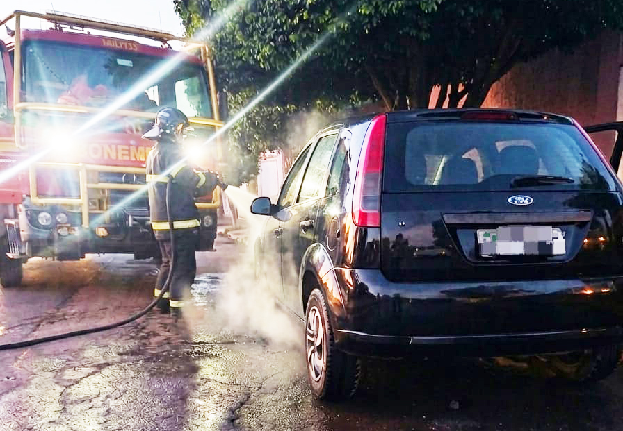 Bombeiros combatem inc&ecirc;ndio em carro na rua Albuquerque em Corumb&aacute;