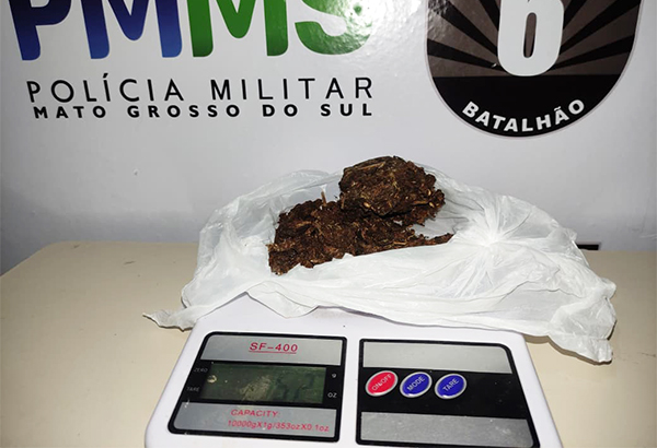 Pol&iacute;cia Militar det&eacute;m dupla com maconha pr&oacute;xima a hor&aacute;rio de sa&iacute;da escolar em Corumb&aacute;