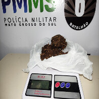 Pol&iacute;cia Militar det&eacute;m dupla com maconha pr&oacute;xima a hor&aacute;rio de sa&iacute;da escolar em Corumb&aacute;