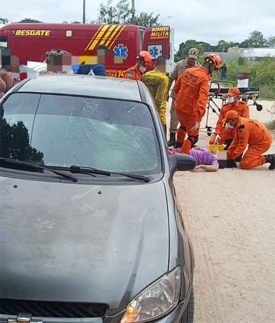 Motociclista fica ferida com suspeita de fratura no p&eacute; ap&oacute;s colis&atilde;o com carro em Lad&aacute;rio