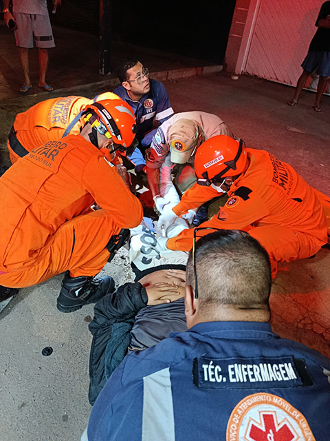 Jovem motociclista fica ferido ap&oacute;s colis&atilde;o com carro em Corumb&aacute;, condutor evadiu-se do local
