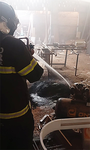 Princ&iacute;pio de inc&ecirc;ndio em um amontoado de serragem mobiliza Bombeiros em Corumb&aacute;