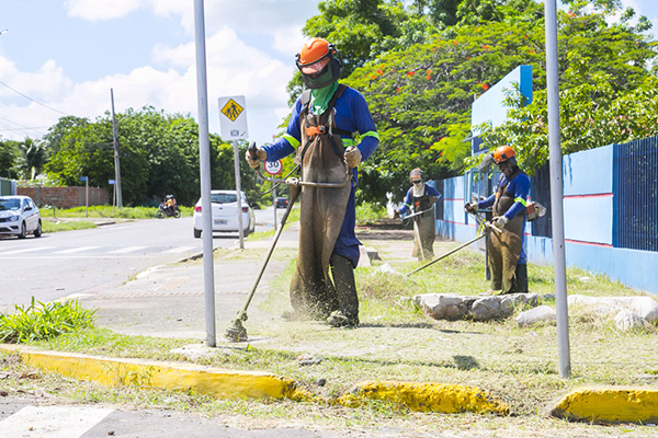 Prefeitura executa servi&ccedil;os de tapa-buraco, limpeza e ilumina&ccedil;&atilde;o em v&aacute;rios bairros