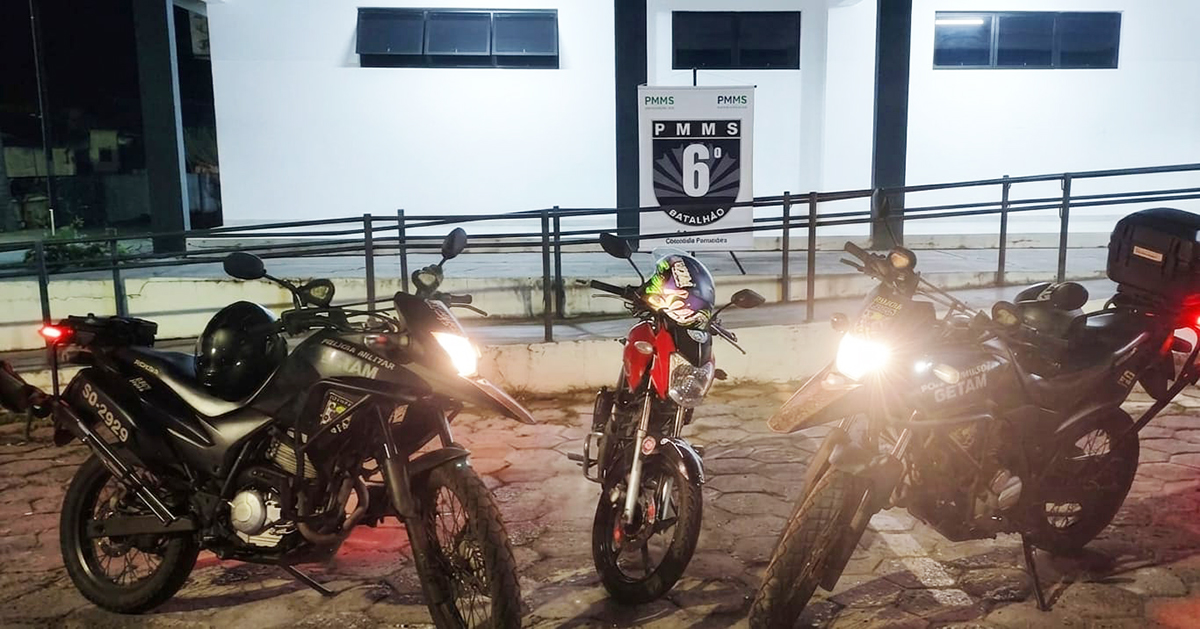 Jovem motociclista &eacute; detido pela PM por dirigir sem habilita&ccedil;&atilde;o e gerar perigo no tr&acirc;nsito em Corumb&aacute;