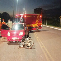 Motociclista fica ferido ap&oacute;s queda e colis&atilde;o com carro em uma rotat&oacute;ria de Corumb&aacute;