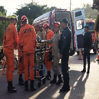 Homem fica ferido ap&oacute;s colidir motocicleta na traseira de caminh&atilde;o em Corumb&aacute;