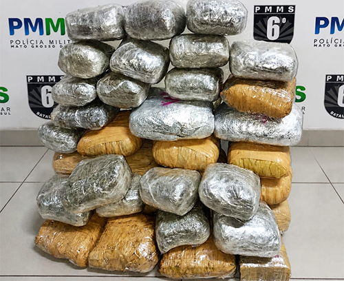 Polícia Militar prende três pessoas e apreende quase 30 kg de skunk em ônibus de viagem no Lampião Aceso