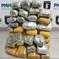 Pol&iacute;cia Militar prende tr&ecirc;s pessoas e apreende quase 30 kg de skunk em &ocirc;nibus de viagem no Lampi&atilde;o Aceso