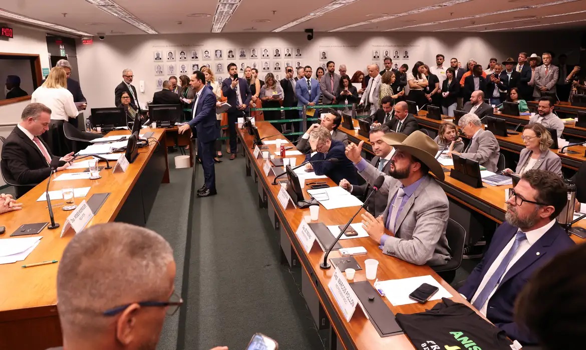 Conselho de &Eacute;tica suspende tr&ecirc;s deputados por motim na C&acirc;mara 