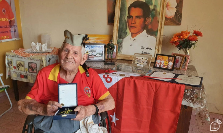 Lad&aacute;rio se despede de Edson Arguelho da Silva, veterano mais longevo dos Fuzileiros Navais