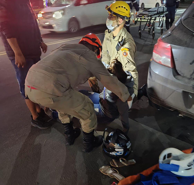 Motociclista e garupa ficam feridas ap&oacute;s batida com carro em Corumb&aacute;