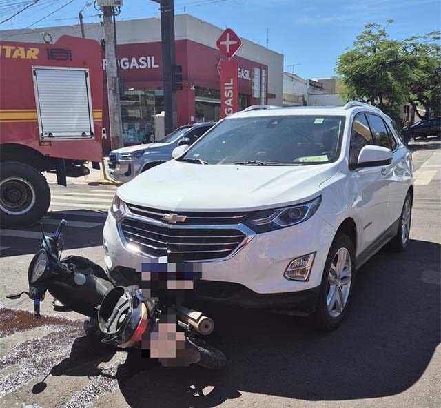 Bombeiros atendem motociclista com suspeita de fratura na perna após colisão com carro na área central de Corumbá