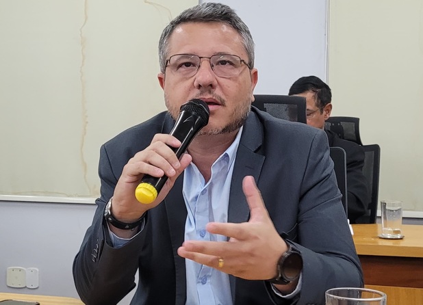 Cazarin sugere parcerias para atender Santa Casa de Corumb&aacute; com energia solar