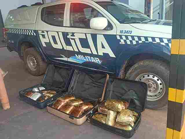 Pol&iacute;cia Militar prende quatro pessoas por tr&aacute;fico internacional de drogas no Lampi&atilde;o Aceso