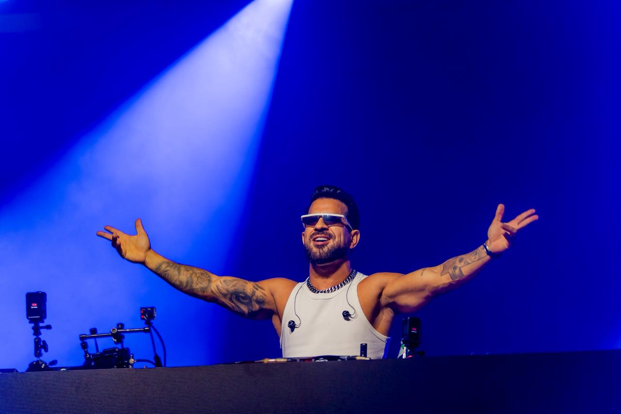 Dennis DJ mobiliza mais de 12 mil pessoas no FAS 2026 com show histórico em Corumbá