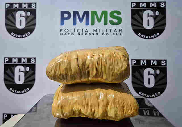 Mulher de 22 anos &eacute; presa pela PM por tr&aacute;fico de drogas em ve&iacute;culo de passageiros no Posto Lampi&atilde;o Aceso