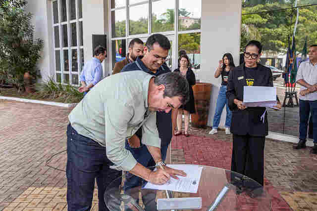 Governo lan&ccedil;a obras de R$ 27,9 milh&otilde;es em Corumb&aacute; durante agenda de Riedel com prefeito Dr. Gabriel Alves 
