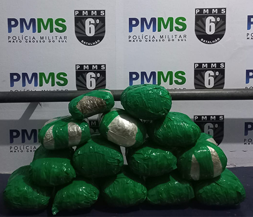 Homem é detido pela PM por tráfico de drogas durante fiscalização em ônibus na entrada de Albuquerque