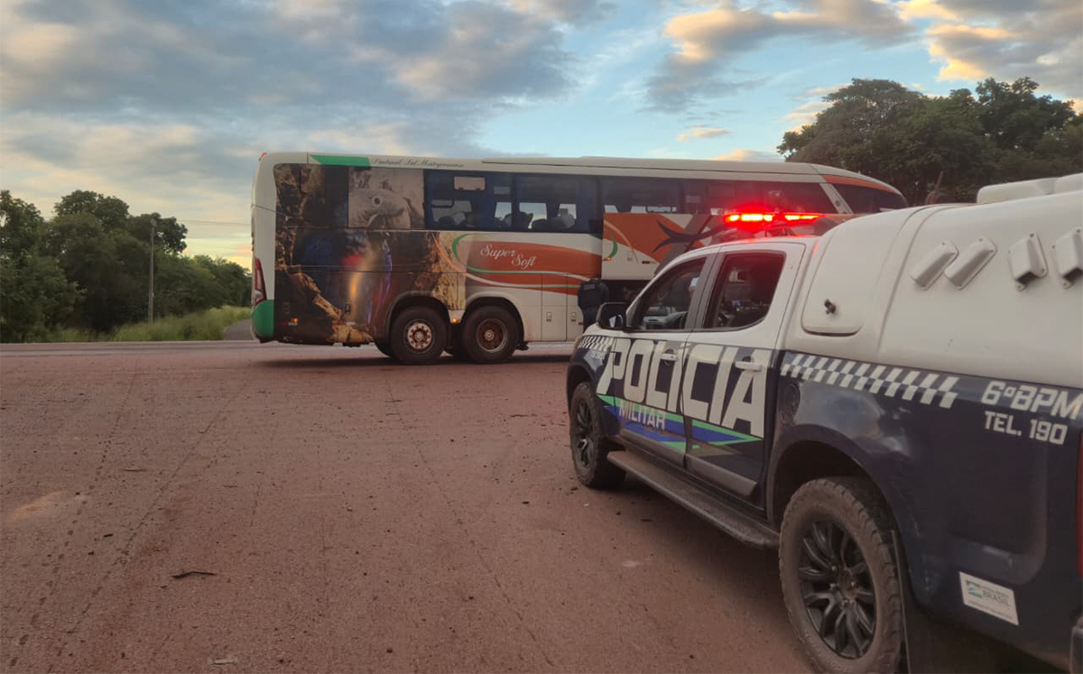 Homem é detido pela PM por tráfico de drogas durante fiscalização em ônibus na entrada de Albuquerque